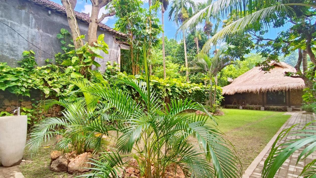 Отель Dalai Tropical Kuta  Экстерьер фото