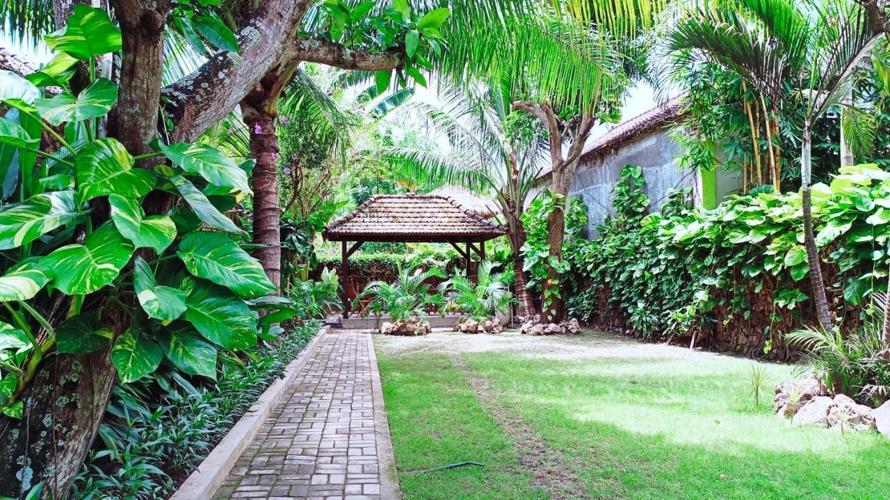 Отель Dalai Tropical Kuta  Экстерьер фото