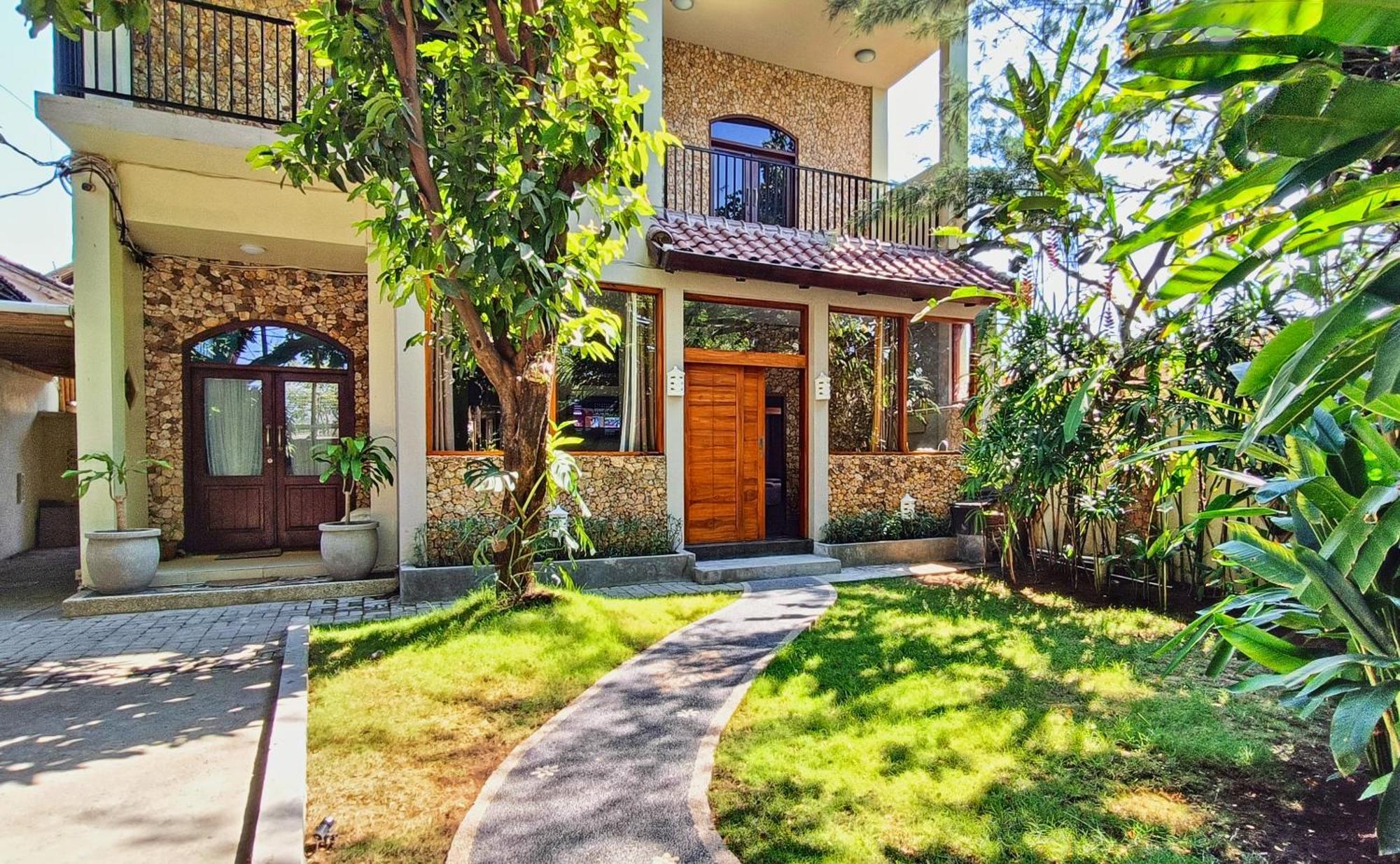 Отель Dalai Tropical Kuta  Экстерьер фото