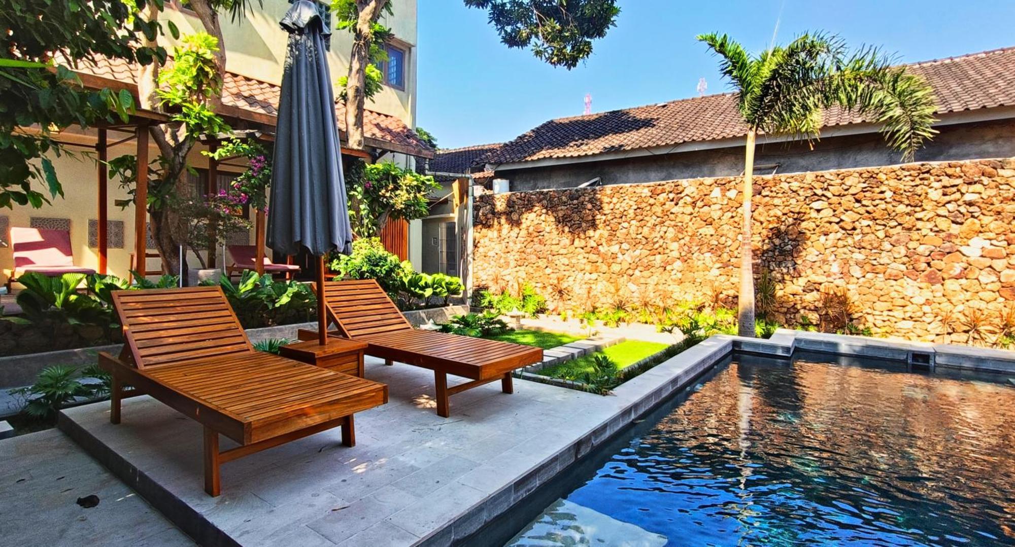 Отель Dalai Tropical Kuta  Экстерьер фото
