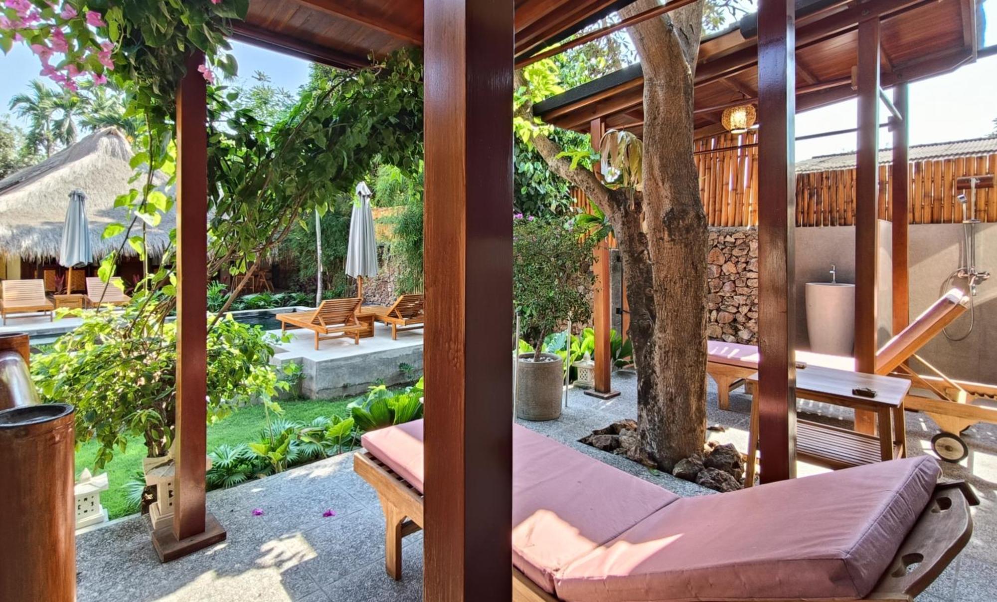 Отель Dalai Tropical Kuta  Экстерьер фото
