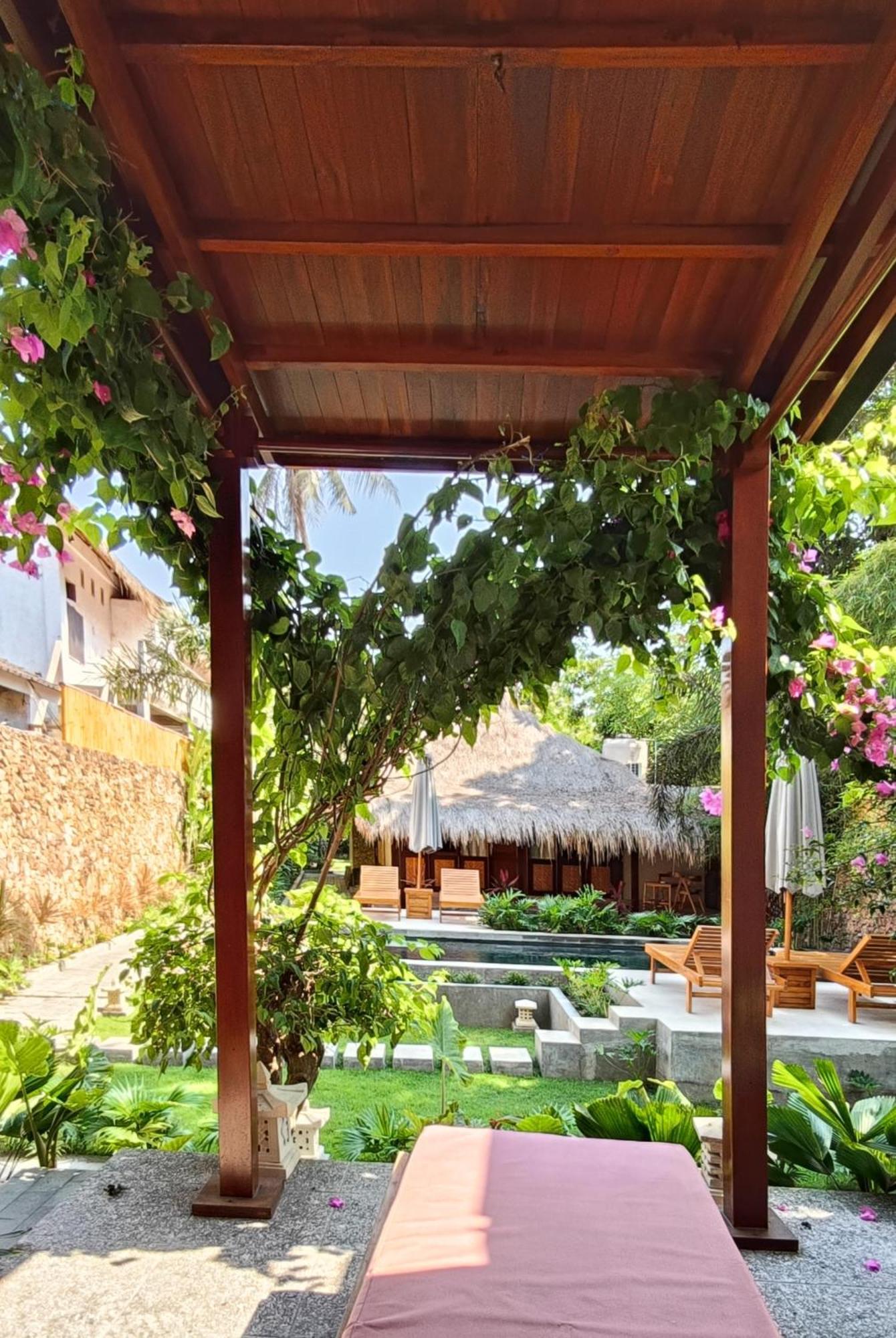 Отель Dalai Tropical Kuta  Экстерьер фото